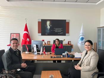Lösemili Çocuklar Vakfı (LÖSEV) Bursa Halkla İlişkiler Koordinatörü Meral Aydın Yıldırım ve LÖSEV Fayda Proje Sorumlusu Fatih Belgi Dekanımız Prof. Dr. Hatice AYDIN'a nezaket ziyaretinde bulundu. 