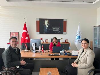 Lösemili Çocuklar Vakfı (LÖSEV) Bursa Halkla İlişkiler Koordinatörü Meral Aydın Yıldırım ve LÖSEV Fayda Proje Sorumlusu Fatih Belgi Dekanımız Prof. Dr. Hatice AYDIN'a nezaket ziyaretinde bulundu. 